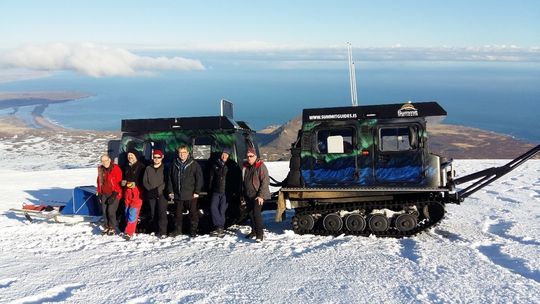 Leiðangursmenn á Snæfellsjökli við snjóbílinn. (Ljósmynd: Sigrún Tómasdóttir)