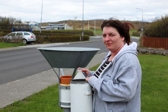 Wioletta Maszota, veðurathuganamaður, við úrkomumælinn í Stykkishólmi en þar var alveg úrkomulaust frá 21. maí til 26. júní eða í 37 daga og er það lengsti þurrkur sem mælst hefur þar frá upphafi mæli