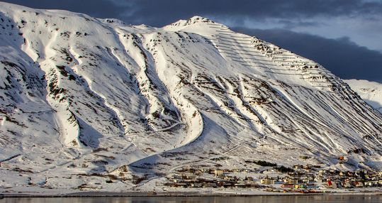 Umfangsmikil snjóflóðavarnarvirki hafa verið reist á Siglufirði á síðustu rúmum tveimur áratugum.  Leiðigarðarnir Stóri- og Litli-Boli verja suðurhluta bæjarins fyrir snjóflóðum úr Jörundarskrál og St