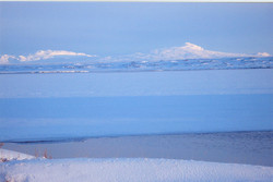 Frá Svartárkoti í Bárðardal í lok janúar 2009. Myndin er tekin í bæjardyrunum yfir ísi lagt Svartárvatn. Fjöllin á myndinni eru (frá vinstri) Eggert, Kollóttadyngja og yfir hana (hægra megin) sést í t