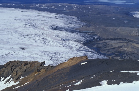 ógrónar klappir og jökull með bugðum