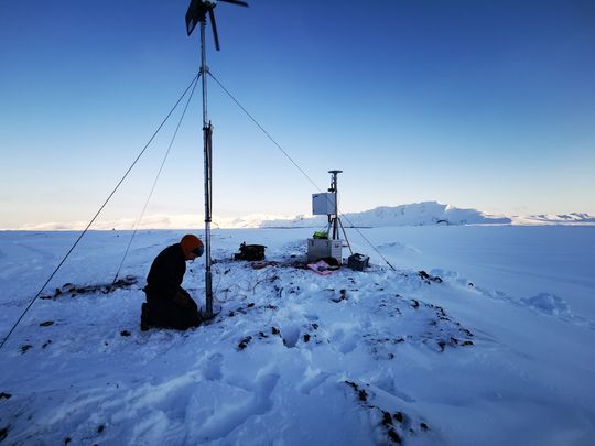 GPS stöðin JONC, Öskjuvatn í baksýn