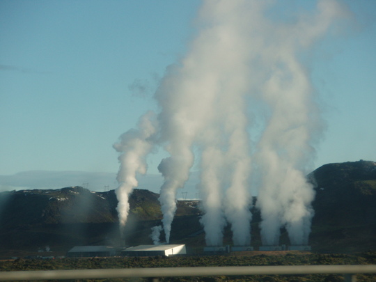 margir gufustrókar hlið við hlið