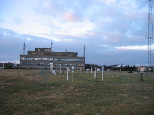 Mælireitur  og hús Veðurstofunnar