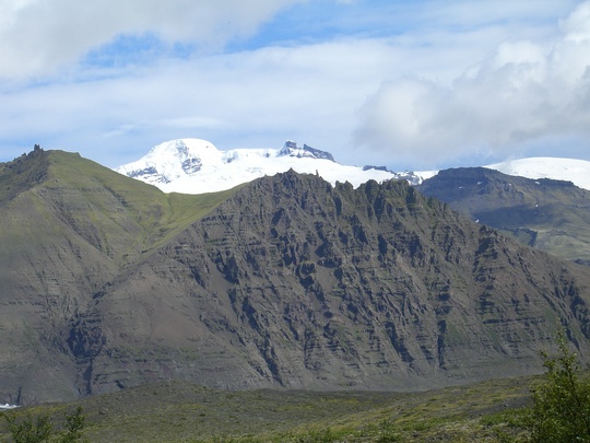 brött klettahlíð, jökull í baksýn