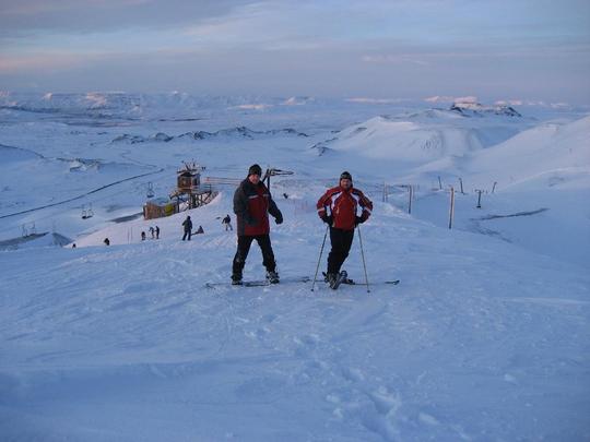 Tveir skíðamenn efst í Bláfjöllum