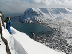 hátt í fjalli, sést niður í þorpið