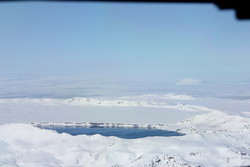 blátt vatn í snæviþakinni auðn