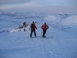 Tveir skíðamenn efst í Bláfjöllum