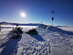 GPS stöðin KASC. Öskjuriminni ofan við Öskjuvatn í baksýn