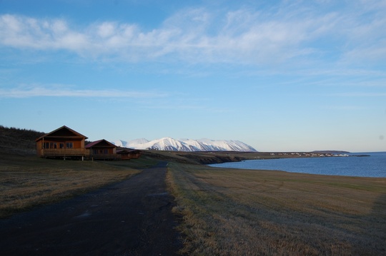 snæviþakin fjöll í fjarska