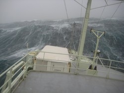 fyrir stafni úfið haf