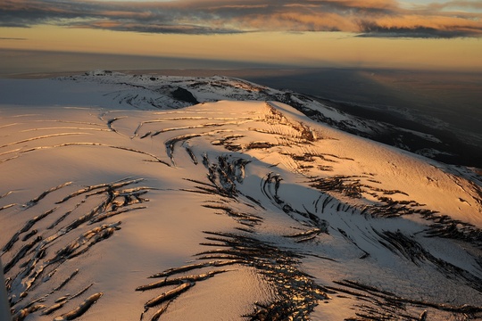hvítur jökull, sprungur svartar af ösku