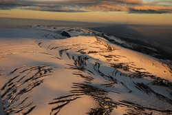 hvítur jökull, sprungur svartar af ösku
