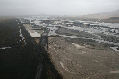 sandar, varnargarður, vatnsflæmi öðrum megin