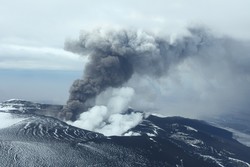 svört aska á jökli, gufubólstrar og öskumökkur