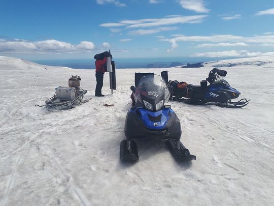 Starfsmenn Veðurstofunnar við uppsetningu á GPS tækjum á Mýrdalsjökli í byrjun júlí. Sambærileg vöktunaraðferð hefur reynst Veðurstofunni vel í aðdraganda Skaftárhlaupa. Tækið streymir gögnum í rauntíma til Veðurstofunnar og er það vaktað allan sólarhringinn. (Ljósmynd: Bergur Einarsson)