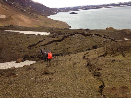 Sprungur við brún Öskju ofan Suðurbotna sumarið 2013 sýna að þar var þá komin hreyfing á jarðlög sem hlupu fram tæpu ári síðar. Ljósmynd: Joel Ruch.