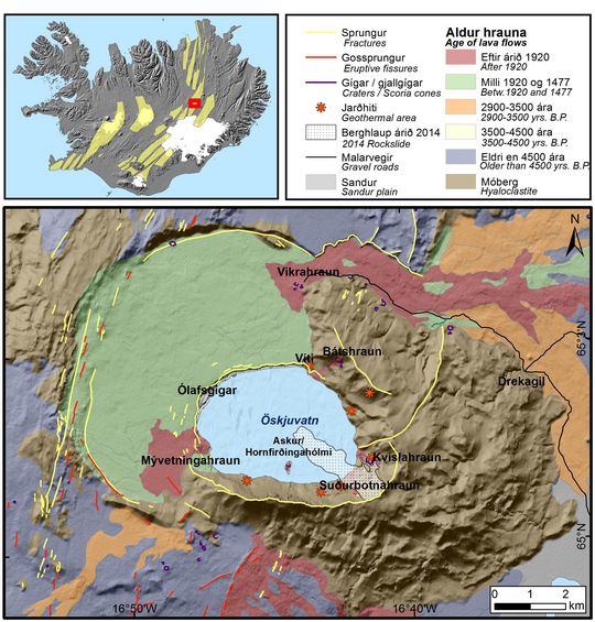 Efri myndin sýnir staðsetningu Öskjuvatns á gosbeltinu norðan Vatnajökuls. Jarðfræðikortið sýnir útlínur berghlaupsins, sprungur og aldur hrauna sem runnið hafa eftir að jökla leysti á svæðinu. Útlínur og aldur hrauna eru frá Guðmundi E. Sigvaldasyni o.fl. og frá Ástu Rut Hjartardóttur. Upplýsingar um jarðhita eru frá Árna Hjartarsyni og Kristjáni Sæmundssyni. Vegir eru úr IS50-gagnagrunni Landmælinga Íslands, TanDEM-X-hæðarlíkanið í bakgrunni er frá Þýsku geimferðastofnuninni (DLR). 