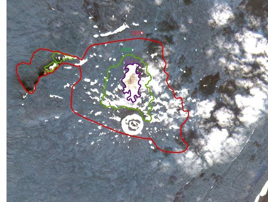 Útlínur Okjökuls á mismunandi tímum (~1890, 2000 og 2012) dregnar á gervihnattarmynd frá 2012.