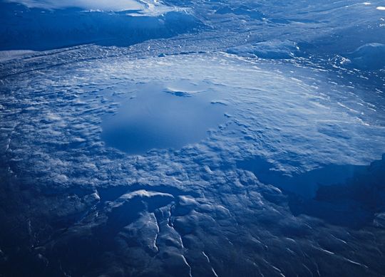 Mynd 1. Okjökull 2. nóvember 1990, horft til suðausturs. Haustsnjór þekur allt fjallið en jökullinn sker sig vel úr í landslaginu. Í baksýn eru Kaldidalur og Þórisjökull.