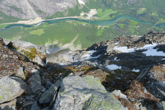 Horft niður snarbratta fjallshlíðina við Mannen í Romsdal.