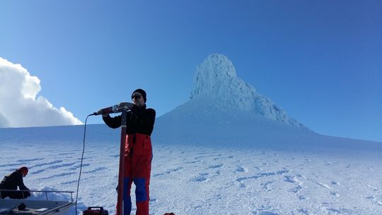 Tómas Jóhannesson, fagstjóri á sviði jöklarannsókna á Veðurstofunni, mundar kjarnaborinn í 1400 m hæð neðan Miðþúfu á Snæfellsjökli.  (Ljósmynd: Þorsteinn Þorsteinsson)