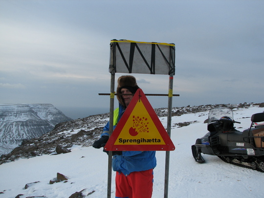 viðvörunarskilti komið fyrir á fjallsbrún: sprengihætta