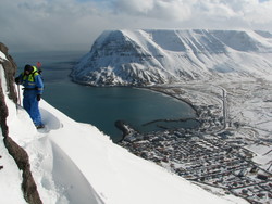 við störf í þverhníptri fjallshlíð