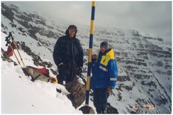 staðið við stiku í fjallshlíð