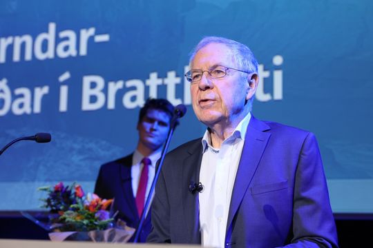 Oddur Sigurðsson ávarpar gesti Umhverfisþings í Hörpu með Jóhann Pál umhvefis- og orkuráðherra í baksýn. 