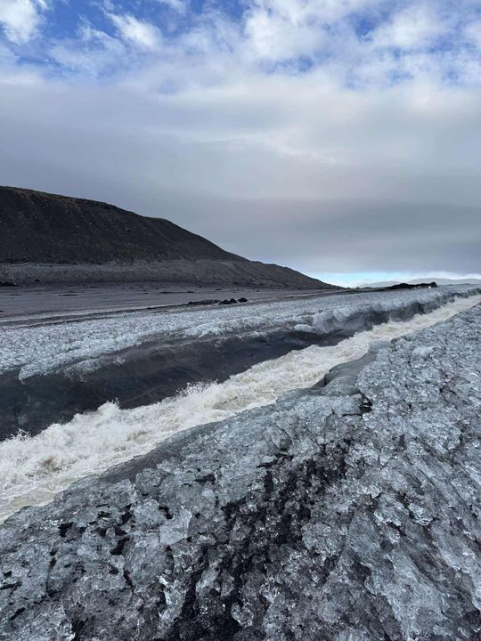 Vatnsrasin-sem-myndadist-a-yfirbordi-jokulsins-eins-og-hun-var-ad-kvoldi-fostudagsins-22-agust-Ljosmynd-Sigridur-Kristjansdottir