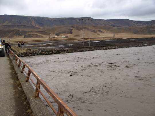 flóðvatn uppundir brúargólfið