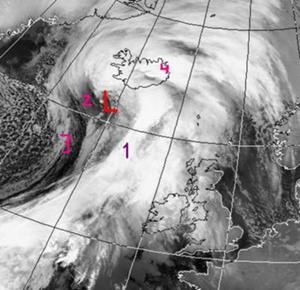 Gervitunglamynd af norður Atlandshafi, tekin kl. 22:20 9. nóvember 2006. Sýnir sprengilægðina sem hefur nú nálgast landið talsvert, og miðja lægðarinnar er skammt suður af Reykjanesi