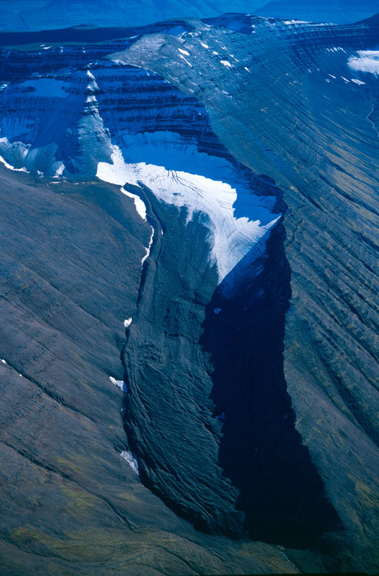 jökull í gljúfri