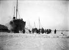 skip við bryggju, fólk á hafnarbakka sem er þakinn snjó